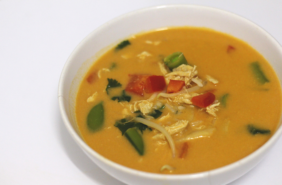 Recept: Thaise rode currysoep met kip en sugarsnaps