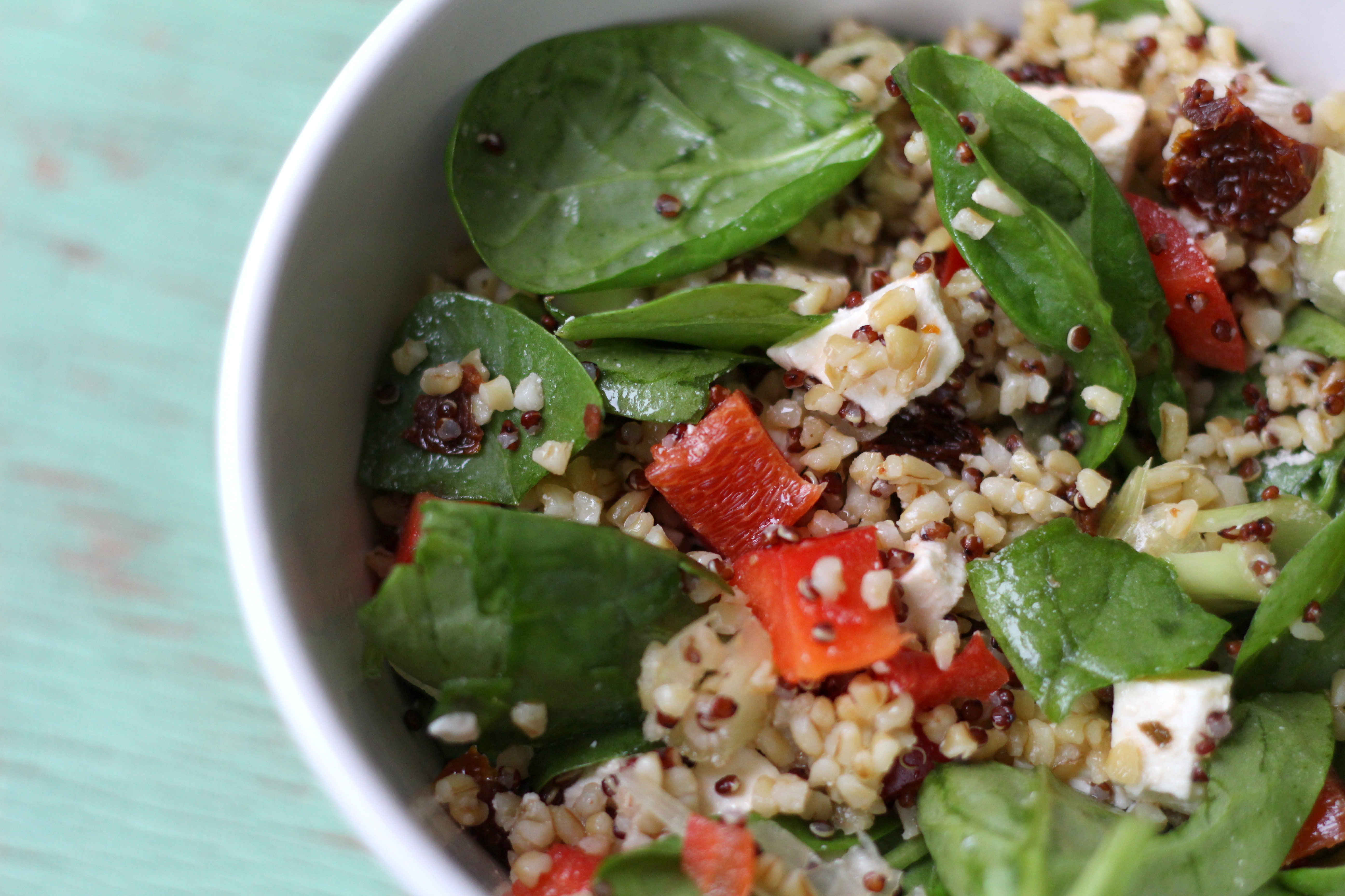 Maaltijdsalade met quinoa, bulgur, spinazie en feta