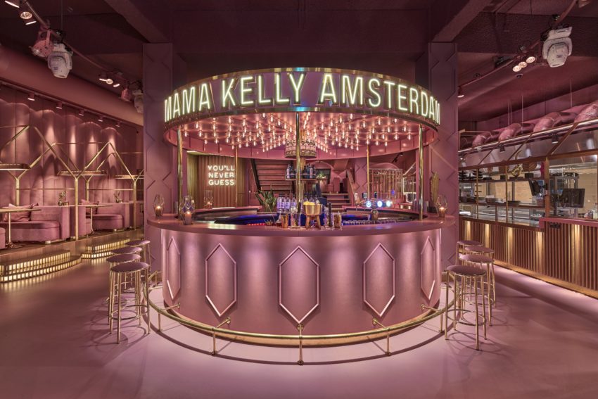 Roze restaurant MaMa Kelly in Amsterdam, Olympisch Stadion
