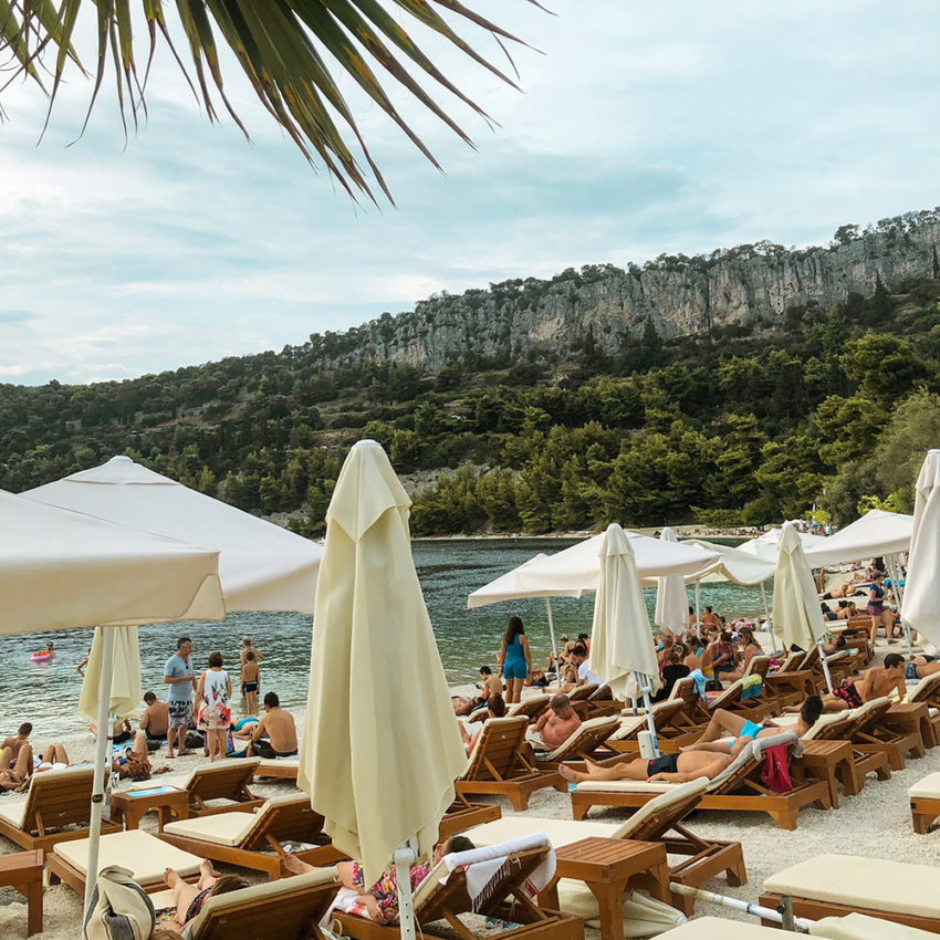 Strandtent Joe's Beach Bar Club in Split, Kroatië