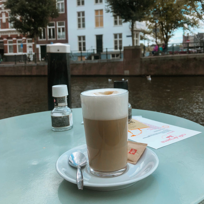 Koffie drinken bij Café de Jaren in Amsterdam