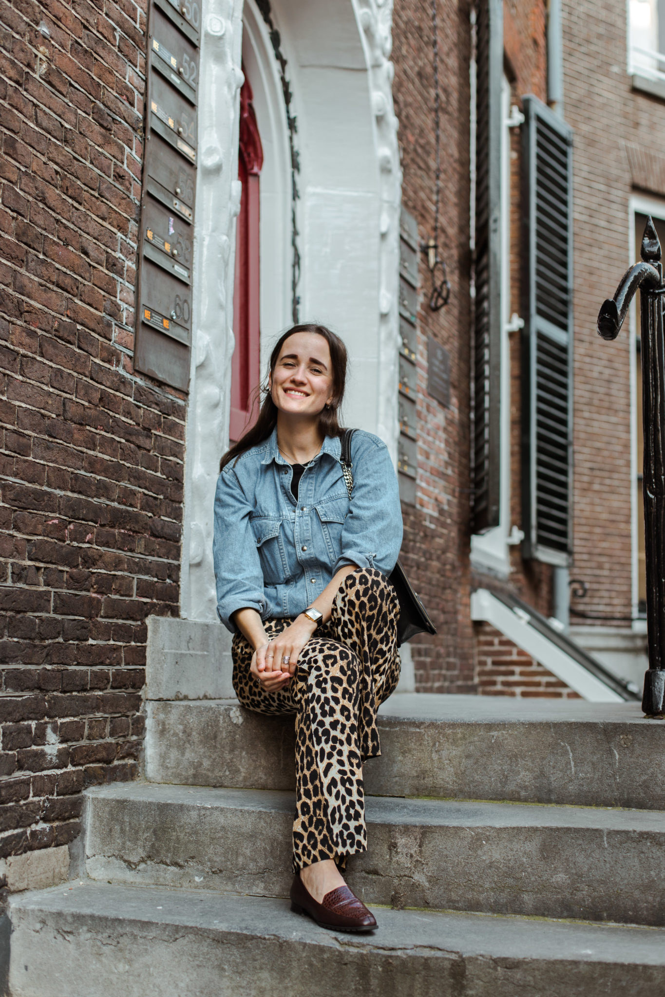 Omgekeerde meubilair Lyrisch Flared broek met luipaardprint. Zo combineer je 'm! (outfit) | Fashiable