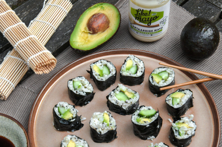 Vegan sushi met bloemkoolrijst, avocado en komkommer