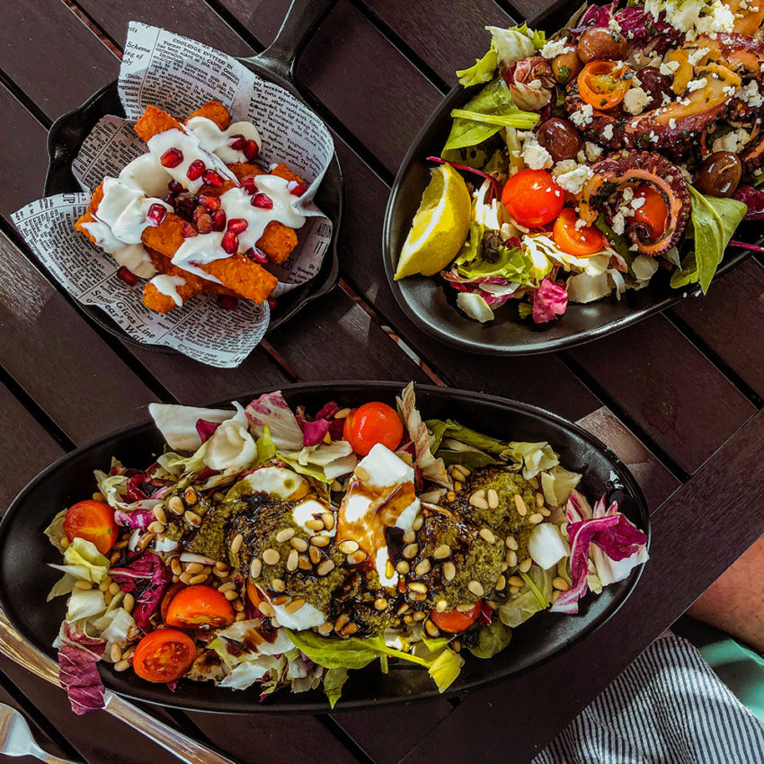 Salades en halloumi sticks bij strandtent Paradise Exciles in Sliema
