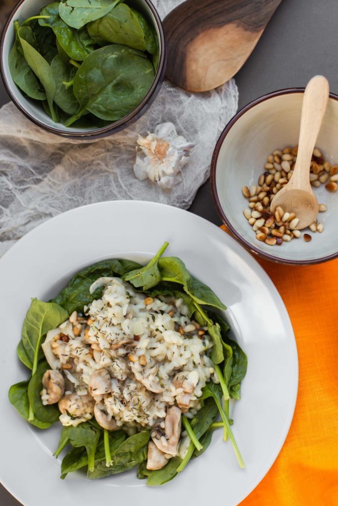 Vegetarische risotto met verse spinazie, gemixte paddenstoelen en tijm - Recept