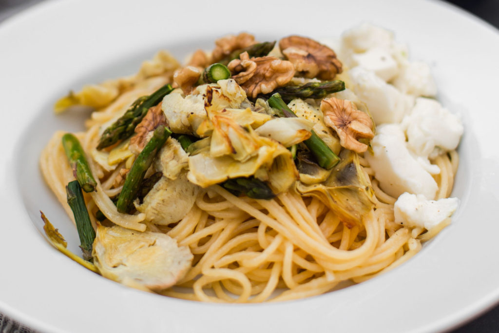 Vegetarisch gerecht: pasta met artisjok, groene asperges en Parmezaanse kaassaus