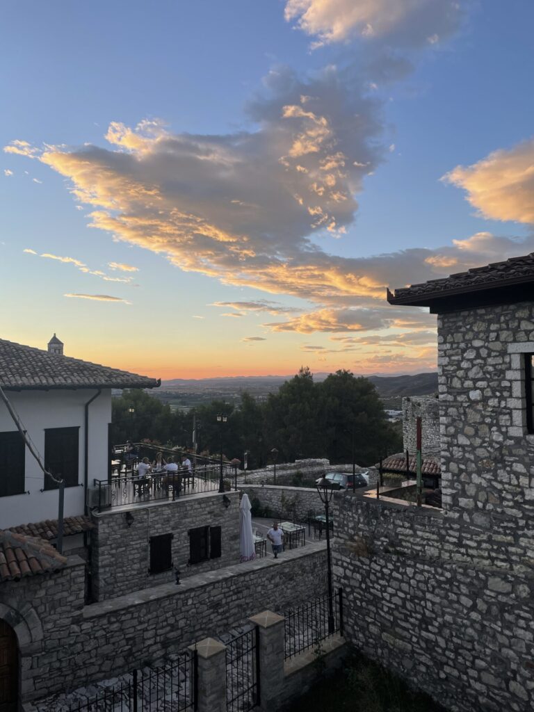 Zonsondergang in Berat in Albanië